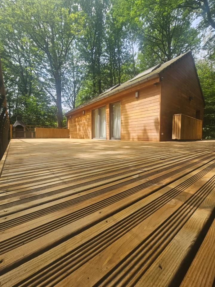 Des produits nettoyants pour terrasses en bois